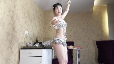 露逼民族舞-阿佳 (14)